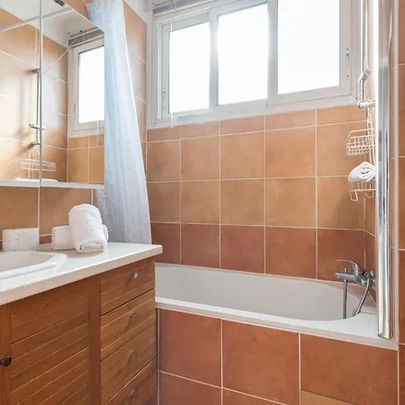 Appartement Large 3 Bdrs With Balconies & Garage