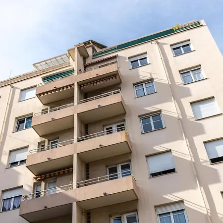 Large 3 Bdrs With Balconies & Garage *